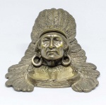 COLECIONISMO - Antigo tinteiro de coleção norte-americano em bronze ricamente cinzelado representando " Índio". Med.: 11 x 18 x 16 cm.