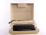 COLECIONISMO - Remington Sperry, antiga máquina de escrever americana, portátil, de coleção. Funcionando. Med.: 12x33x33 cm.