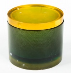 Belíssima caixa em resina acrílica na cor verde e tampa amarela, possivelmente "Silon". Med.: 11 x 13 cm. Obs.: No estado.