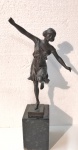 Richard W Lange (1879-1944) - Belíssima escultura art decô em bronze alemão, assinada, representando "Figura Feminina" sobre base em mármore negro, peça rara para colecionadores. Med.: 25,5 x 20 cm ( sem base), 36 cm x 20 cm ( com base)