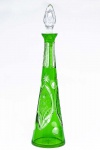 BACARATT- Linda garrafa de coleção em cristal francês double verde e translúcido com belíssima lapidação e tampa em forma de pinha. Especial para colecionadores. Med.:45 cm. Obs.: Apresenta um lascado na borda e uma grande lascado na base.