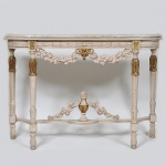 Magnífico  Console Francês  Luís XVI, em  madeira patinada em branco e  dourado,  com detalhes no entalhe, no florão e folhagens. Tampo em mármore rajado, medindo: 83 x 120 x 33 cm.  