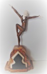 Demetre H. Chiparus  Magnífica Escultura Francesa  Art Deco, em bronze e marfim,                     representandoIsadora Duncan (Danceuse de Karpurthala). Base em mármore ônix na tonalidade do âmbar. Altura 62  cm. Assinada.