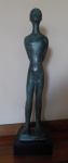 Bruno Giorgi  (1905 /1993)  Efebo  Escultura estilo contemporâneo em bronze cinzelado e patinado, apoiada sobre base em granito preto. Altura 90 cm, assinada.