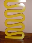 FITA - Escultura em madeira laqueada e patinada na cor amarela (Art Nouveau). Altura 95 cm. Atribuída  Joaquim Tenreiro.