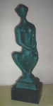  Bruno Giorgi  (1905 /1993)  Maternidade  Escultura estilo contemporâneo em bronze cinzelado e patinado, apoiada sobre base em granito preto. Altura 60 cm, assinada.