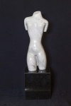 Bruno Giorgi  (1905 /1993)  Magnífica Escultura em mármore de Carrara, apresentandoBusto. Medindo 70 cm de altura, base em granito preto 21 cm.