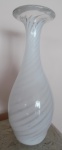 Enzo Bertalocci  Belíssima Floreira em cristal de murano na cor branca, listra transversais.   Assinada, altura 40 cm.       