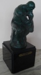 Magnífica e renomada Escultura Francesa Le Penseur, seguindo a obra do imortal AugusteRodin, esculpida, cinzelada e patinada. Base em mármore preto Belga, altura 39 cm. 