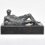 Alfredo CESCHIATTI  "Legionário", escultura no estilo moderno em bronze patinado ecinzelado, assinada. Medindo 47 x 20 cm, base em granito preto.   