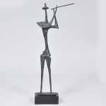 Bruno Giorgi  (1905 /1993)  Flautista  Escultura estilo contemporâneo em bronze cinzelado e patinado, apoiada sobre base em granito preto. Altura 75 cm, assinada.