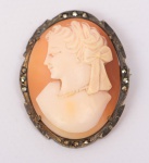 COLECIONISMO - Delicado broche em prata, coral e marquesitas, decorado com "Camafeu". Med.: 3 cm.