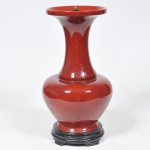 Antiga Ânfora  Francesa  Art Deco Sang du Boeuf, em porcelana com cobertura  monocromática em forma de balaústre em tom vermelho.  Altura 48 cm x 25 cm de diâmetro