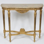 Antigo Console Francês Luís XV, em madeira patinada e dourada.  Tampo em mármore rajado medindo 87 x 98 x 40 cm.