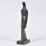 Carlos Salgado Martin  (Zamora-Espanha)  belíssima e famosa Escultura do artista espanhol contemporâneo,  representando  Figura Feminina,  em bronze patinado. Altura 55 cm, base em granito preto. Assinada. 