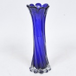  Domênico Spiotti  (Calalzo di Cadore-Itália)  belo Vaso em cristal de Murano na tonalidade   do azul, altura 40 cm. Assinado.  
