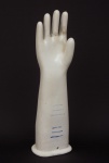 Escultura em porcelana  representando "Braço com mão", de farmácia do Séc. XIX. Med.: 47 cm. Obs.: No estado, peça restaurada.