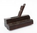 COLECIONISMO - Antiga ferramenta de marcenaria confeccionada em madeira. Med.: 17 x 22 x 9 cm.