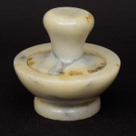 COLECIONISMO - Almofariz com pistilo em mármore. Med.: 10 x 10 cm.