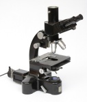 COLECIONISMO - " LEITZ WETZLAR GERMANY", antigo e raro microscópio para laboratório, não testado. Med.: 43 x 36 cm.