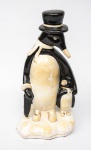 Escultura em porcelana dos anos 50 representando " Pinguin com filhote e guarda - chuva", apresenta resquícios de douração. Med.: 31 x 15 cm.