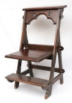 ARTE SACRA - Antigo e raro genuflexório / cadeira em madeira nobre com assento de joelho e de cotovelo. Med.: 83 x 47 x 43 cm.