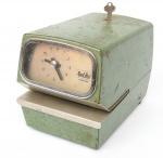 COLECIONISMO - Rod-Bel, Classe 2059, relógio de ponto de mesa, de coleção, confeccionado em ferro patinado na cor verde e mostrador com detalhes em metal prateado, acompanha chave, não testado. Med.: 15 x 20 x 14 cm.