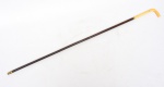 COLECIONISMO - Belíssima e rara bengala com castão em marfim e corpo em madeira nobre, detalhes em metal prateado.  Med.: 85 cm,