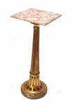 LUIS XVI - Lindíssima coluna francesa confeccionada em madeira nobre foleada a ouro velho, com tampo em mármore italiano rosa rajado. Med.: 89 x 33 x 33 cm.
