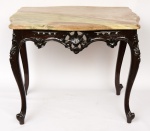 Belíssima mesa de canto possivelmente francesa do Séc. XIX, confeccionada em madeira nobre, ricamente entalhada á mão com " concheados", encimada por tampo em mármore. Med.: 50 x 60 x 42 cm,