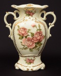 LIMOGES - Belíssima ânfora em porcelama francesa, ricamente policromada com esmaltes feitos a mão, decorada com "Flores e folhas" e filetada a ouro. Med.: 34 x 27 cm.