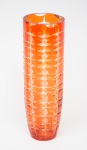 Lindo vaso floreiro em cristal  nas cores double e traslúcido ricamente lapidado no padrão "estrelas" e borda recortada. Med.: 28 x 9 cm.