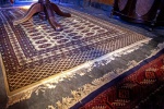 MORI BOKHARA - Excepcional e raro tapete original russo feito a mão, em lã sobre lã, desenho "pata de elefante", tendo bege e marron como cores predominantes. Med.: 2,70 x 1,90 cm.