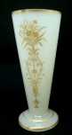 Vaso em opalina francesa, século XIX,  provavelmente Baccarat,  com gravação em dourado,  20 cm