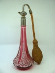Perfumeiro Bacarat em cristal vermelho, reproduzido no catálogo da cristaleria, página 42 modelo T1694, 30 cm