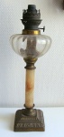 Antigo lampião a querosene com base em bronze, pé de alabastro e bojo em cristal, 40 cm