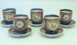 5 copinhos com pratinhos em porcelana Imari, 5 cm por 4,5 cm de boca e 7 cm
