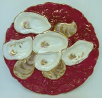 Raro e importante prato para ostras com rico trabalho em alto e baixo relevo, em porcelana francesa, 22 cm