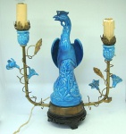 Abajur em porcelana oriental, representado por uma fênix azul montado sobre um base de madeira e bronze francesa, 31 cm