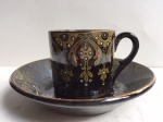 Xícara de cafezinho de coleção com decoração preta e dourada