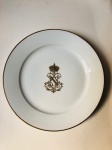 Prato em porcelana francesa com Brasão Imperial em branco e dourado,  23 cm