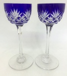 2 cálices em cristal  Baccarat para licor, lapidados  na cor azul,  12,5 x 4,5 cm de boca