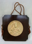 Placa em madeira com aplicação de Cristo em bronze, 28x28cm
