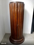 Coluna neoclássica em madeira nobre. A coluna abre e possui prateleiras internas. 107x40 cm
