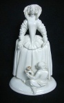 Estatueta em porcelana de Viena, marcada na base, 20 cm