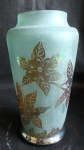 Vaso em vidro artesanal feito pelo artista RAVAGNANI com desenhos florais no padrão Carnival glass. Sem Assinatura. Possui altura de 29cm