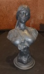 Belíssimo Busto Feminino em resina negra, com cabelos trançados.Mede: 37 x 20 cm