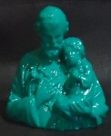 Lindo e novo busto em estuque de Santo segurando Criança no colo laqueado no padrão verde. Med. 12 cm altura.