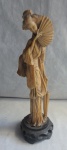Escultura em Resina, Dama oriental com leque, peanha em resina laqueada. Alt. 34cm