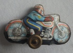 COLECIONISMO - Brinquedo Antigo de lata de moto da polícia, policromada, confeccionada em folha de flandres, ligeiros sinais de oxidação, marca JUGUETES, Made in Spain, uma roda pela metade,  medindo 10cm comprimento. No estado.